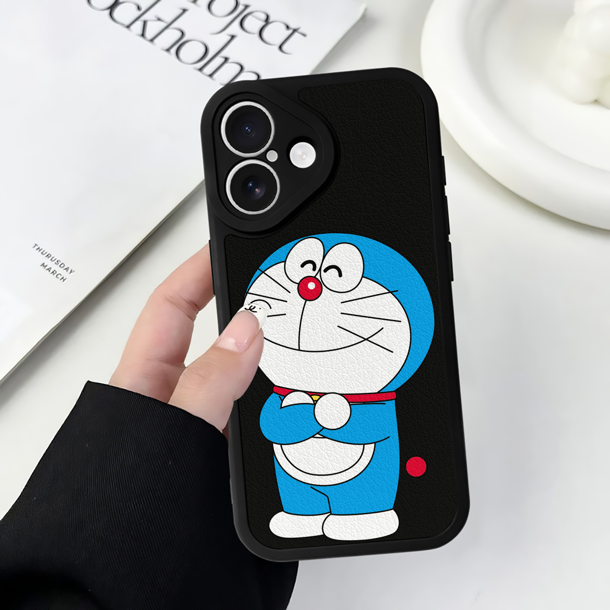 （画像用） ドラえもん Doraemon 【iPhone 16シリーズ対応】シリコンスマホケース（レザー調） 材質：シリコン